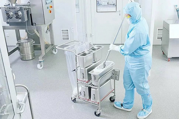 Уборка в операционной медицинского центра
